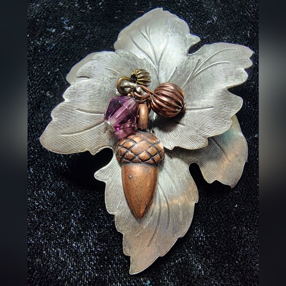 VINTAGE MAPLE LEAF W ACORN BROOCH - Picture 2 of 8